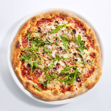 Ton balığı, zeytin ve Arugula Üst Manzaralı Pizza