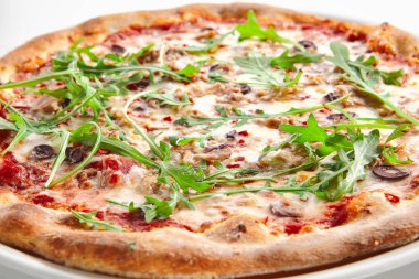 Ton balığı, zeytin ve Arugula Tarafı Görünümlü Pizza