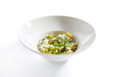 Tortellini 'nin Beyaz Restoran Tabağında 4 Peynir İzole Edildi