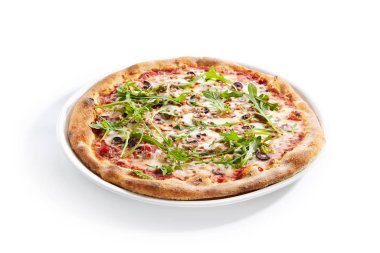 Ton balığı, zeytin ve Arugula Üst Manzaralı Pizza