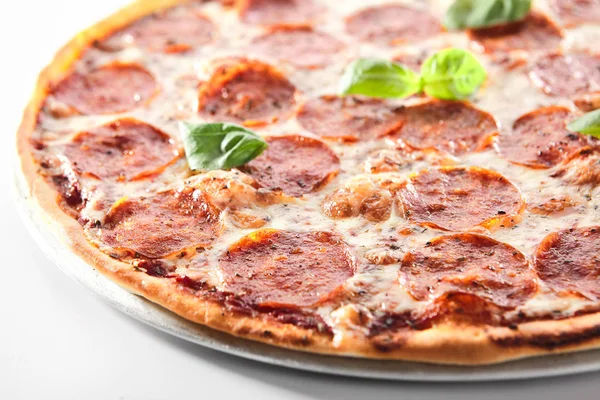 Pizza italiana tradicional de pepperoni, primer plano aislado de la comida rápida — Foto de Stock