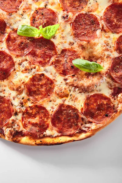Traditionelle italienische Pfefferoni-Pizza, isolierte Fast-Food-Nahaufnahme — Stockfoto