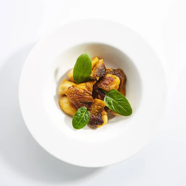 Boletus asado o champiñones Porcini con patatas asadas aisladas —  Fotos de Stock