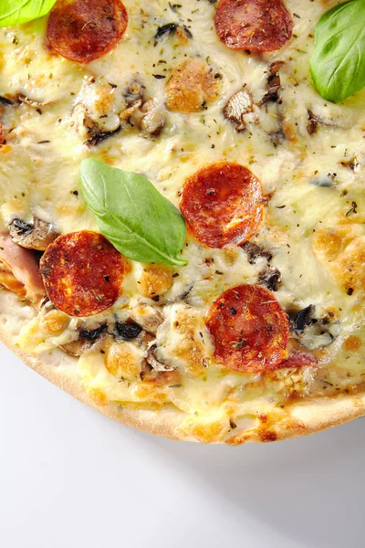 意大利传统的意大利辣披萨配蘑菇和意大利腊肠 — 图库照片