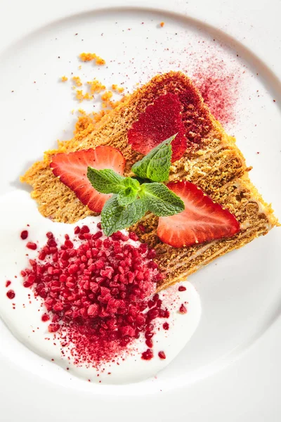 Bolo de mel tradicional russo Medovik na placa de restaurante Isola — Fotografia de Stock