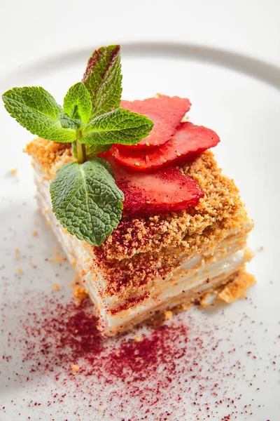 Restoran Tabağı İsola 'da Geleneksel Rus Bal Keki Medovik