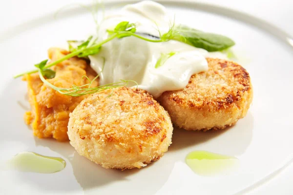 Platýs Cutlets nebo rybí koláčky se smetanovým sýrem Izolované — Stock fotografie