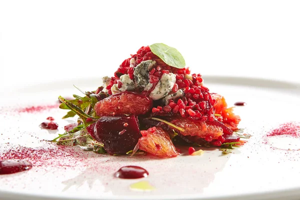 Citrus Meyveli ve Stracciatella 'lı fırında pancar salatası.