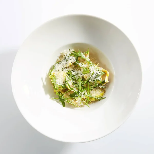 Tortellini avec 4 fromages sur assiette de restaurant blanc isolé — Photo