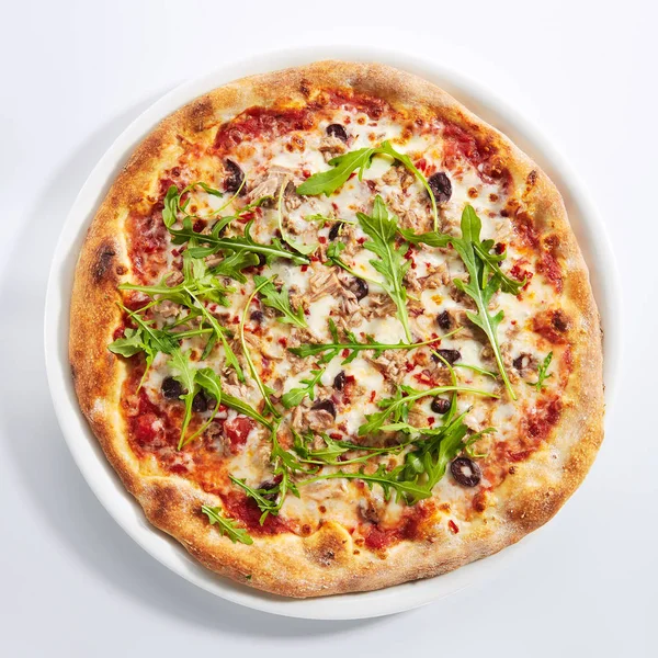 Pizza with Tuna, Olives and Arugula Top View Isolated — Stock Photo, Image