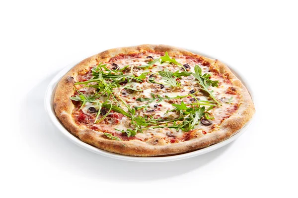 Pizza with Tuna, Olives and Arugula Top View Isolated — Stock Photo, Image