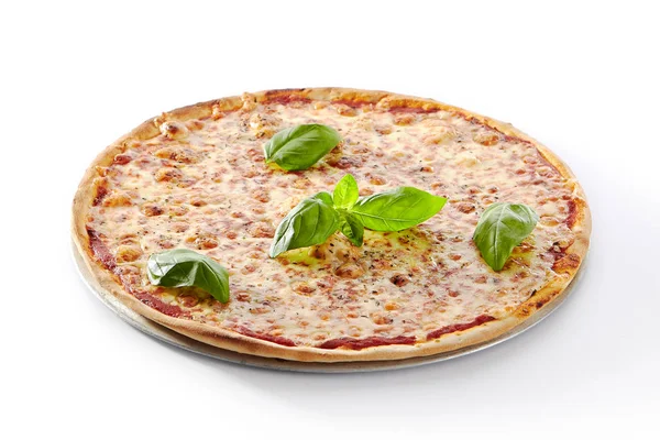 Tradycyjna włoska pizza Margarita z pomidorami i Mozzarellą — Zdjęcie stockowe