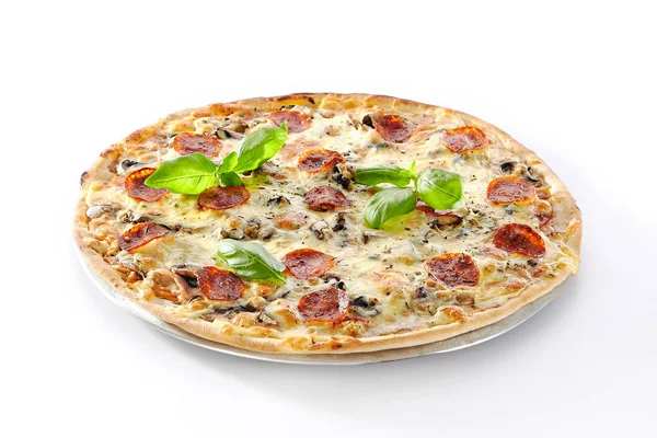 キノコとサラミの伝統的なイタリアのペパロニピザは — ストック写真