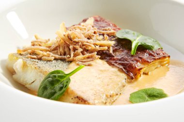 Fırınlanmış Halibut, Pollock veya yaban havucu kremalı morina filetosu izole edildi