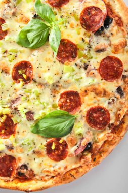 Marble Beef, Ham, Salam ve Chorrizo ile izole edilmiş pizza.