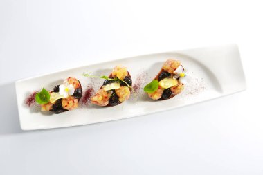 Yer mantarı yağı ve erik kremalı ekmek üzerine ördek ezmesi.