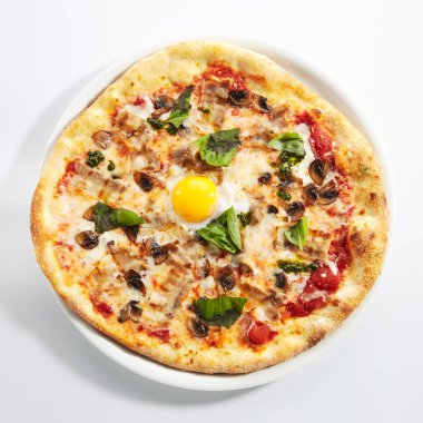Restoran tabağında mantarlı pizza, pastırma ve yumurta izole edilmiş.