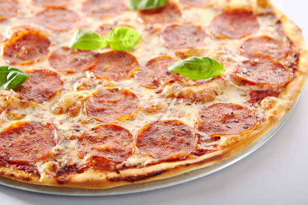 Tradycyjne włoskie Pepperoni Pizza, izolowane Fast Food zbliżenie — Zdjęcie stockowe
