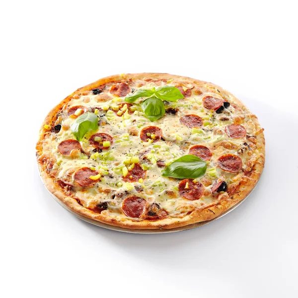 Pizza med marmorerat nötkött, skinka, salami och Chorrizo isolerad — Stockfoto