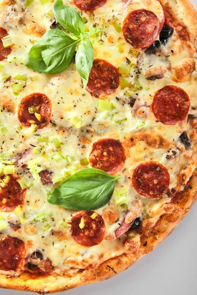 Pizza mit marmoriertem Rindfleisch, Schinken, Salami und Chorrizo isoliert — Stockfoto