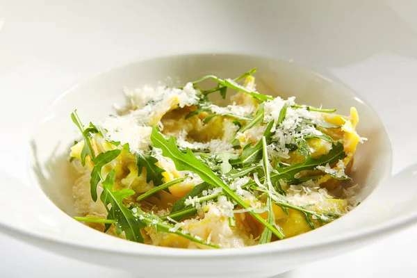 Tortellini con 4 quesos en plato de restaurante blanco aislado —  Fotos de Stock