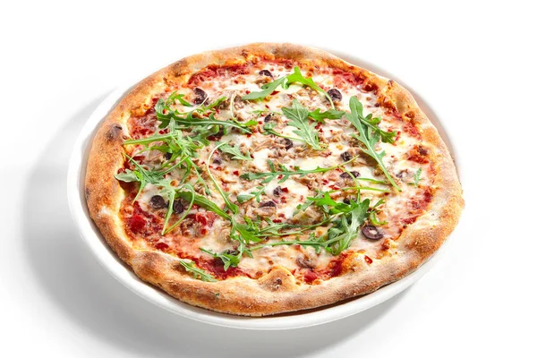 Pizza with Tuna, Olives and Arugula Side View Isolated — Stock Photo, Image