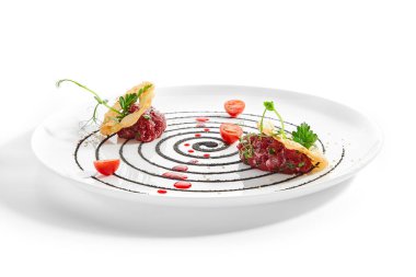 Kiraz soslu biftek ve kakule. Maydanozlu ve tohumlu lezzetli et. Beyaz tabakta servis edilen restoran yemeği. Baharatlı biftek aperatifi. Yakın çekim manzaralı. Çabuk yemek.