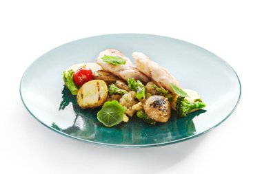 Sebze ve krema soslu tavuk fileto. Sulu kavrulmuş et yakın çekim görüntüsü. Tabakta nefis bir yemek. Aromatik yeşillikle servis edilen biftekler. Lezzetli restoranlar, yemek sunumu.