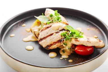 Balık köftesi yan görünümü. Yeşillikli kızarmış deniz ürünleri. Tabakta aromatik krema soslu ızgara et. Mutfak sunumu, lezzetli servis edilmiş aperatif. Restoran yemek tarifi.