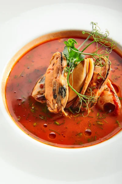 Tradiční Francouzská Polévka Mořskými Plody Vynikající Mušle Bouillabaisse Talíři Provensálské — Stock fotografie
