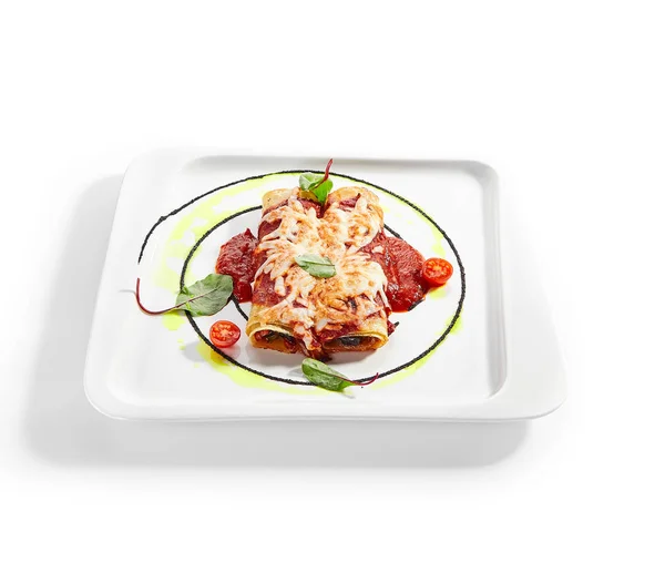 Plantaardige Cannelloni Met Dorblu Kaas Tomatensaus Gewalste Lasagne Geserveerd Met — Stockfoto