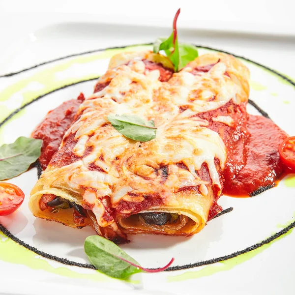 Plantaardige Cannelloni Met Dorblu Kaas Tomatensaus Gewalste Lasagne Geserveerd Met — Stockfoto