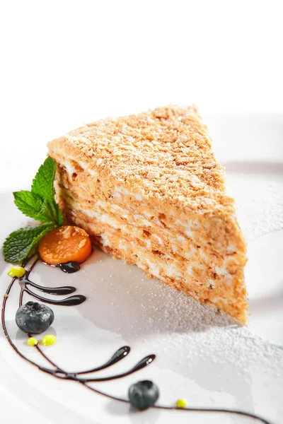 Morceau Gâteau Napoléon Dessert Crémeux Vanille Dans Une Assiette Délicieuse — Photo