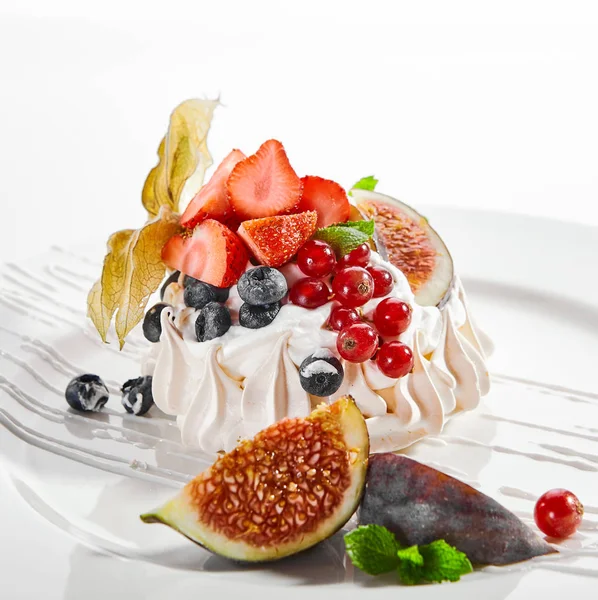 Pavlova Επιδόρπιο Λευκό Πιάτο Σερβίρεται Αυστραλιανή Κουζίνα Ζαχαροπλαστικής Από Κοντά — Φωτογραφία Αρχείου