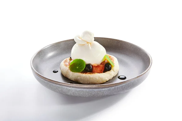 Burrata Pita Centeno Con Tomates Aceitunas Vista Cerca Queso Leche — Foto de Stock