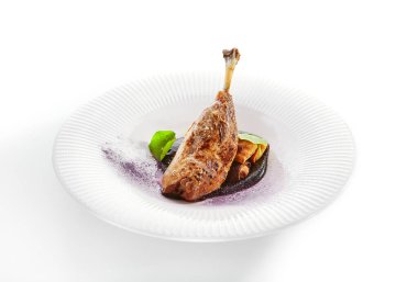 Krep ve çilek soslu ördek budu. Reçelli leziz tavuk eti. Pasta ve yeşillikle süslenmiş ördek rostosu ile lezzetli bir yemek. Yemeği beyaz tabakta pişirdim. Mutfak menüsü