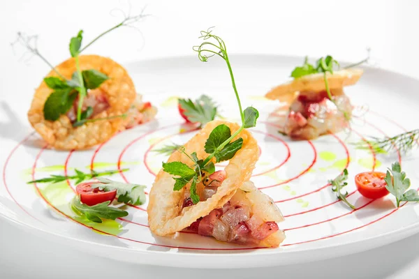 Tartar Lubina Con Menta Fresca Fresa Patatas Fritas Deliciosos Mariscos —  Fotos de Stock