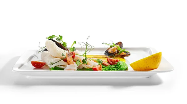混合魚介類 カットトマトとレモン トレイ上のホタテ 緑とトウモロコシと緑のエンドウ豆をマッシュ 調理プロセス 料理の成分 地中海料理 — ストック写真