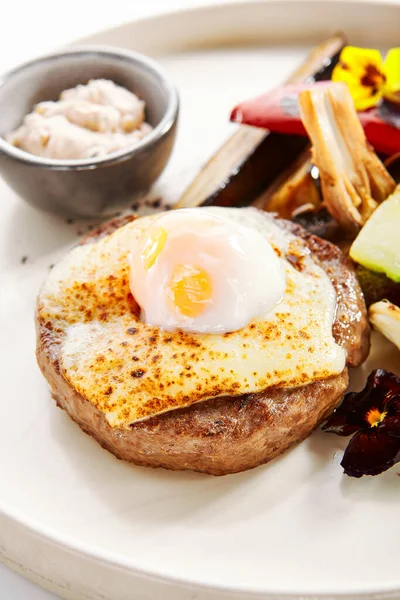 Steak Mit Sous Vide Und Gebackenem Gemüse Köstliche Saftige Rindfleisch — Stockfoto