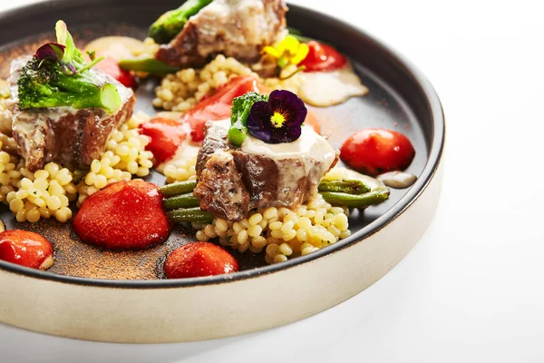 Wangen Mit Ptitim Nahaufnahme Leckeres Fleisch Mit Israelischem Couscous Soße — Stockfoto