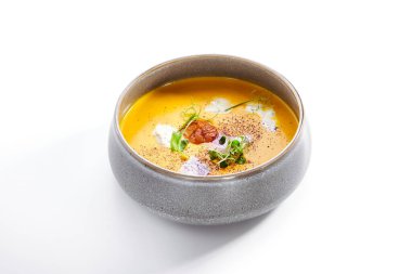 Kasede balkabağı çorbası. Ana yemeği servis ettim. İtalyan stracciatella peynirli sebze kremalı çorba. Şifalı bitkilerle süslenmiş restoran yemekleri. Akşam yemeği, tabakta gurme yemeği.