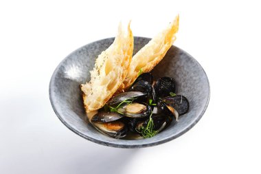 Baget dilimli midyeler. Ekmeğe yakın taze istiridye servis ettim. Şifalı bitkilerle süslenmiş deniz ürünleri restoranı yemekleri. Deniz lezzeti, tabakta Akdeniz yemeği.