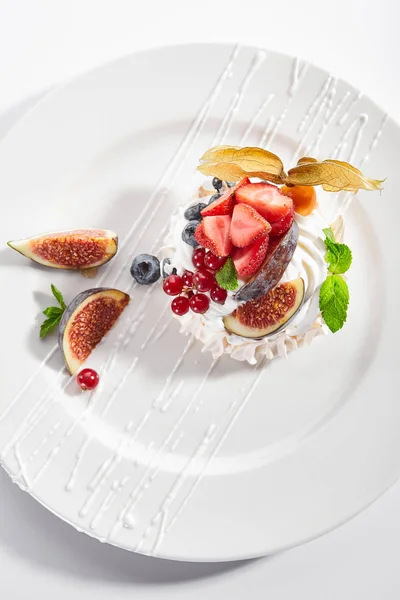 Beyaz Tabakta Pavlova Tatlısı Avustralya Mutfağı Şekerlemesi Servis Edildi Krem — Stok fotoğraf