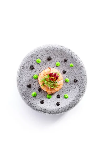 鲑鱼橄榄沙拉加酱汁 用绿色切碎的鱼盘 有紫罗兰花装饰的美味海鲜 盘中佳肴 雅致的食物构成 — 图库照片