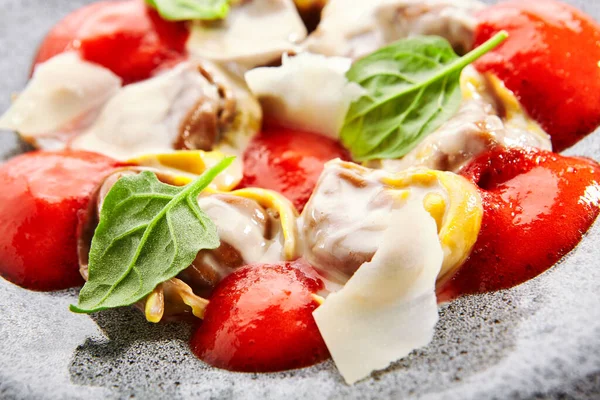 カニ肉とトマトムースでラビオリを閉じます 伝統的なイタリア料理を提供します パスタにトマトソースを盛り付けます イタリア料理 レストラン食品部分 バジルの葉とメインコース — ストック写真