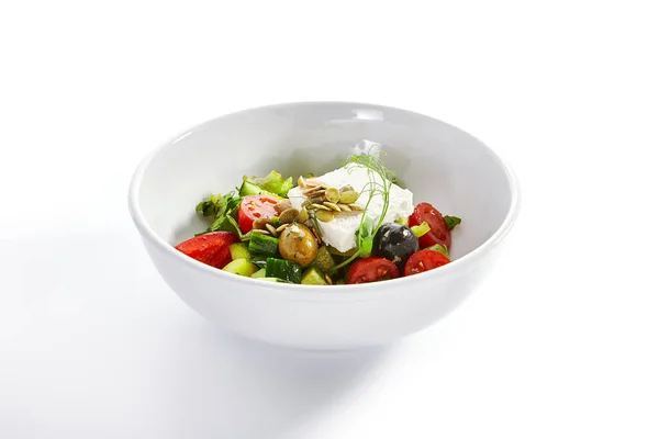 Salade Grecque Dans Bol Blanc Trancher Les Légumes Frais Fromage — Photo