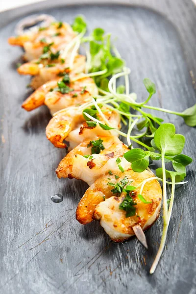 Shrimp Kebab Aus Nächster Nähe Leckere Meeresfrüchte Mit Viel Grün — Stockfoto