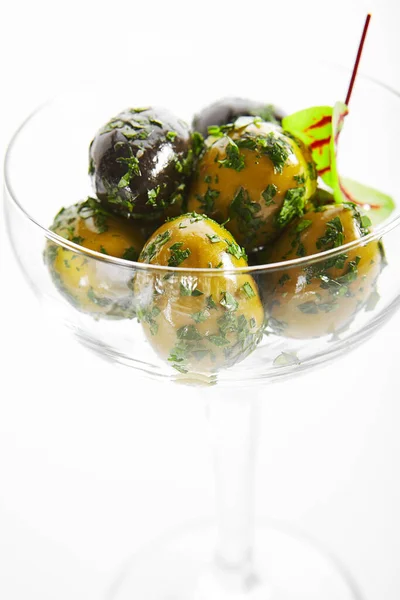 スパイスオイルとニンニクとオリーブミックス ワイングラスに緑と緑と黒のオリーブを熟す 地中海料理の食材 おいしい前菜のクローズアップビュー 食品組成物 — ストック写真