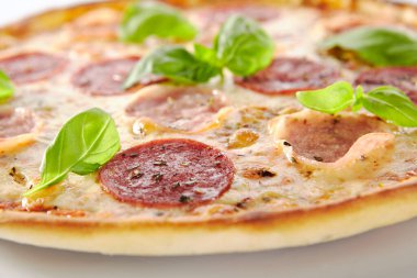 Jambonlu pizza, salam ve İtalyan otları menü tasarımı için beyaz arka planda izole edilmiş. Lezzetli İtalyan ekmeği ince dilimli biber sosisi, sıcak lezzetli fast food kesimi.