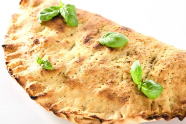 Geleneksel İtalyan pizzası, jambon, peynir ve domatesli beyaz arka planda. Salam, sebze, mozzarella, ricotta ve parmesanla doldurulmuş fırında pişirilmiş kalzone.